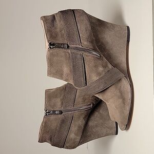 Vince Camuto Pamari Peep Toe Wedge Booties Gray Leather Ankle Boots Size 10